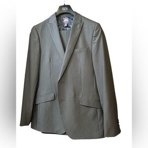The Savile Row Lightweight Charcoal Gray Men's Suit Size 42L